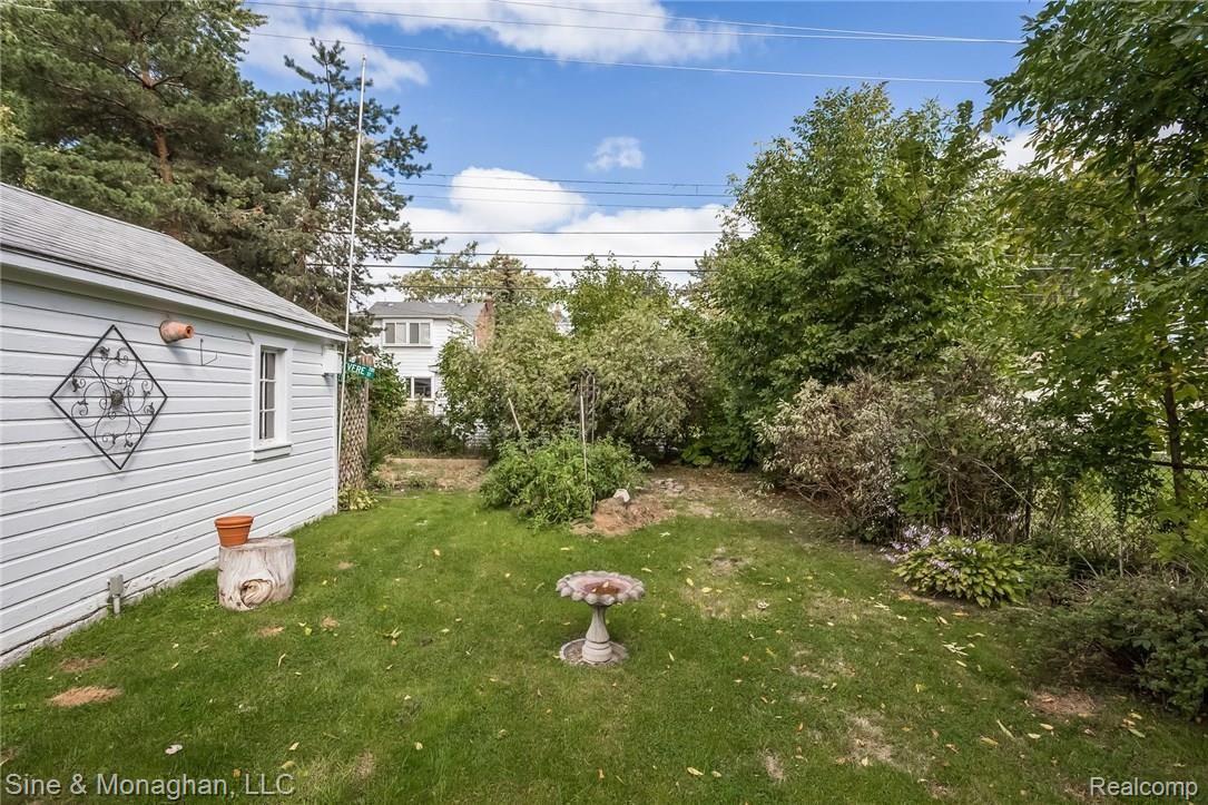 1300 Roslyn Road Grosse Pointe, MI 48236 - Photo 28 of 29 034-4859661-medium.jpg