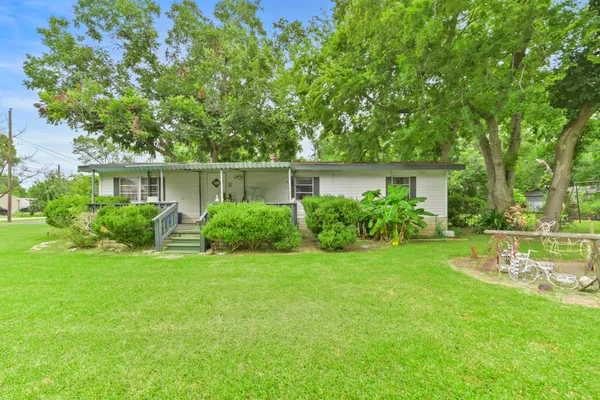 a view of an house with backyard space and garden
