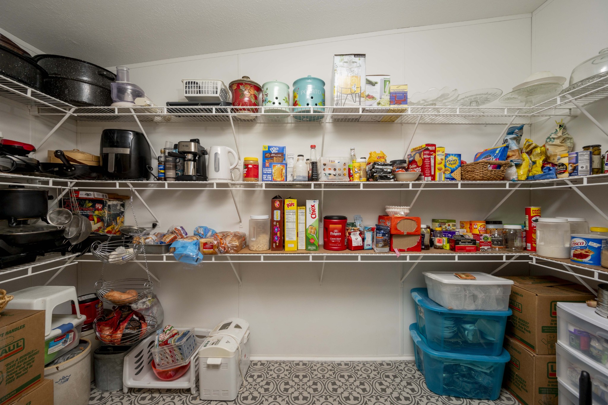1822 Groveland Ridge Road Columbia, TN 38401 - Photo 15 of 48 a room with lots of clutter and flowers