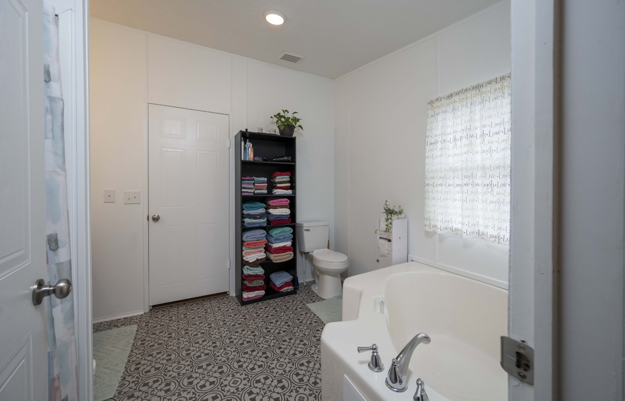 1822 Groveland Ridge Road Columbia, TN 38401 - Photo 23 of 48 a bathroom with a bathtub and toilet