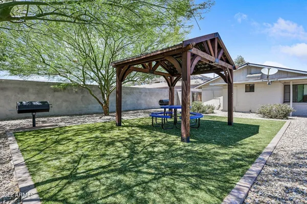 a view of a house with backyard