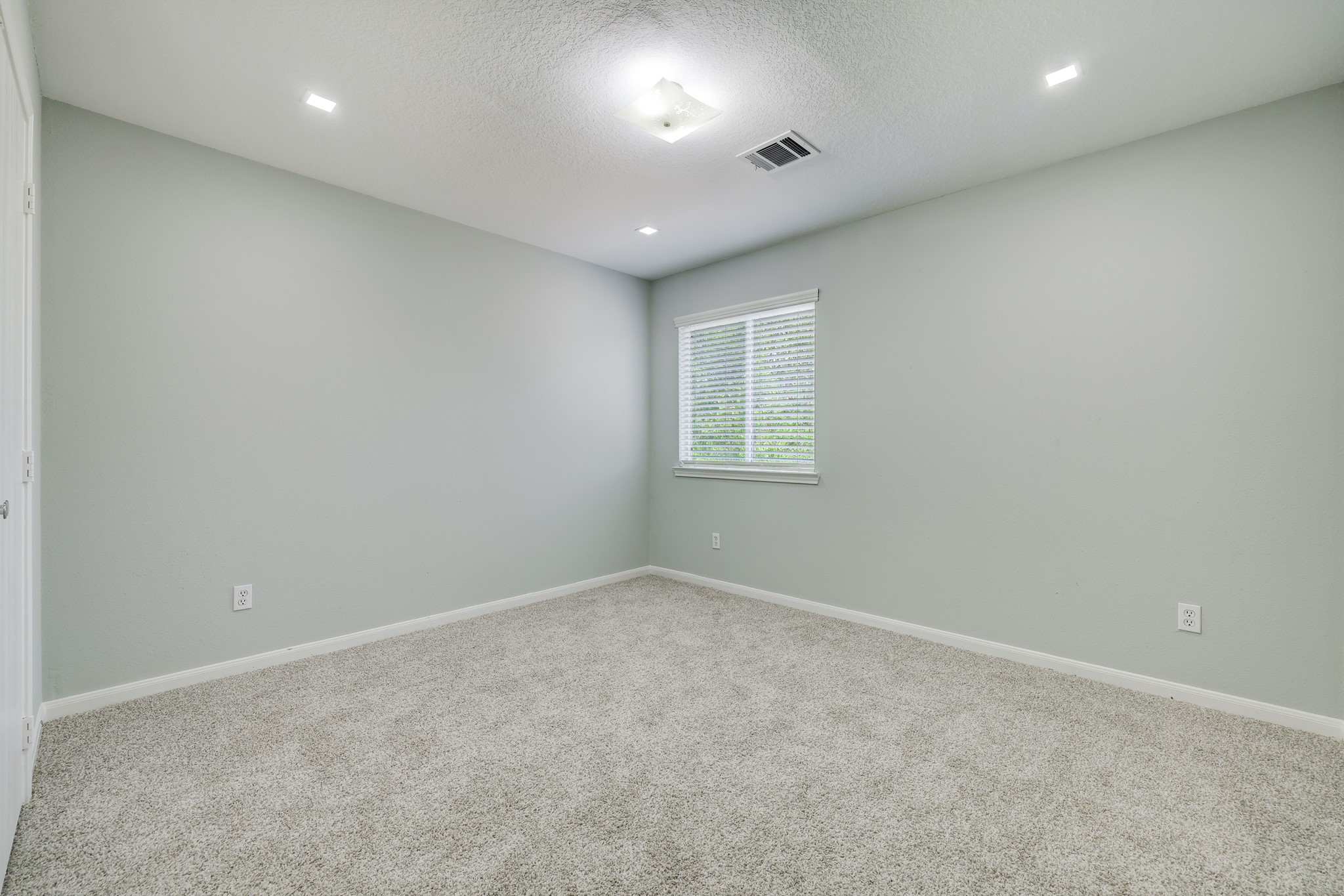 4906 Siros Isle Court Spring, TX 77389 - Photo 6 of 10 an empty room with a window