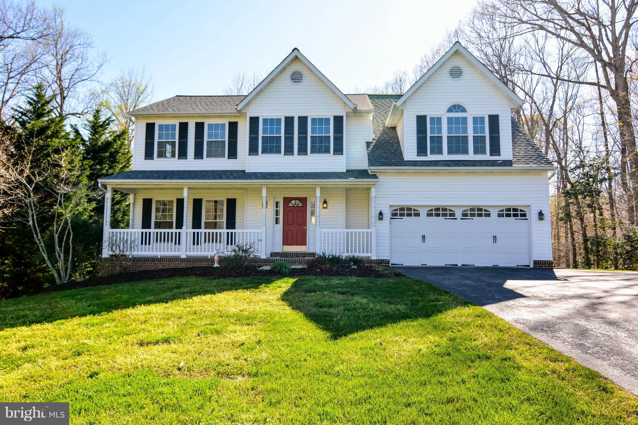 a view of a yard in front of the house