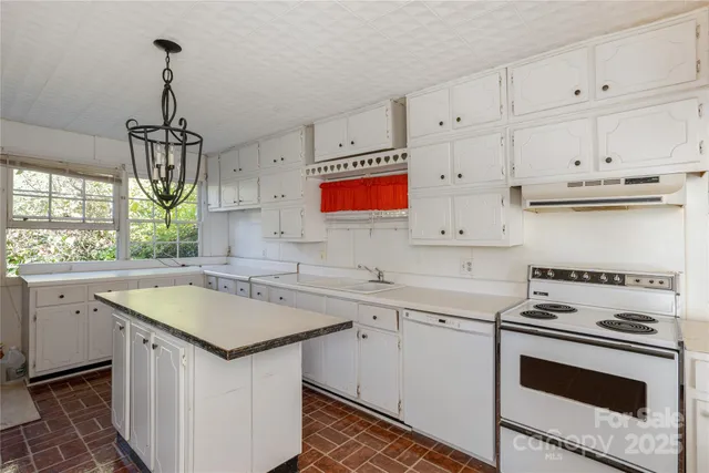 $299,990 | 127 Longview Drive, Hendersonville, NC 28791