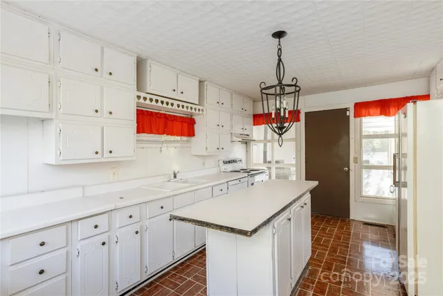 $299,990 | 127 Longview Drive, Hendersonville, NC 28791