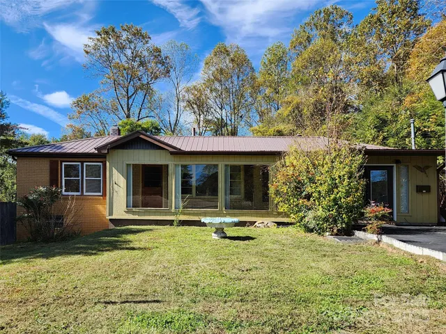 $299,990 | 127 Longview Drive, Hendersonville, NC 28791