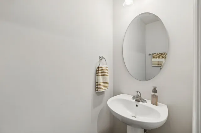 a view of entryway with a workspace