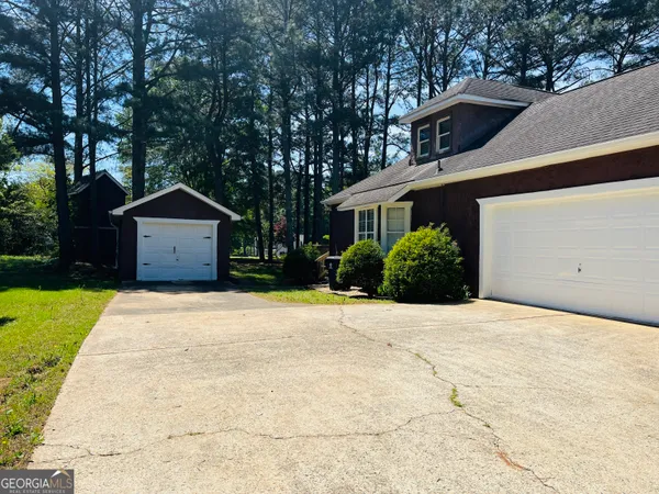 a view of a house with backyard