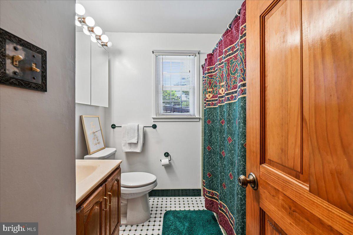 5643 Inverchapel Road Springfield, VA 22151 - Photo 36 of 65 Full bath upper level