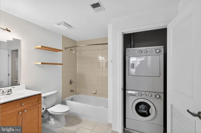 $450,000 | 2001 15th Street North, Unit 420, Arlington, VA 22201