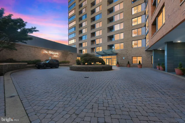 $450,000 | 2001 15th Street North, Unit 420, Arlington, VA 22201