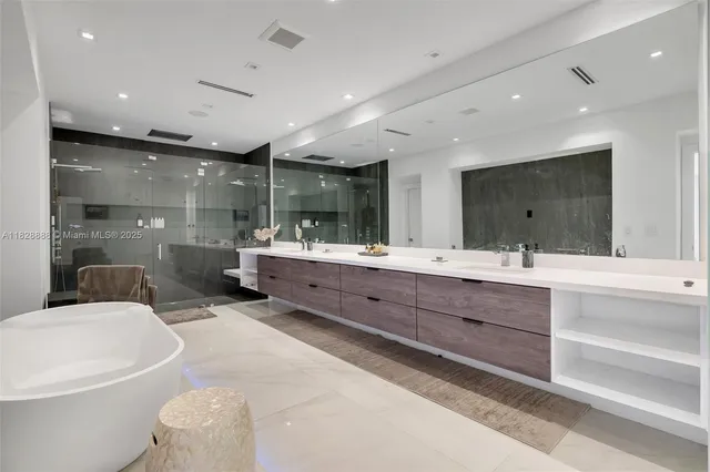 a view of a yard with plants