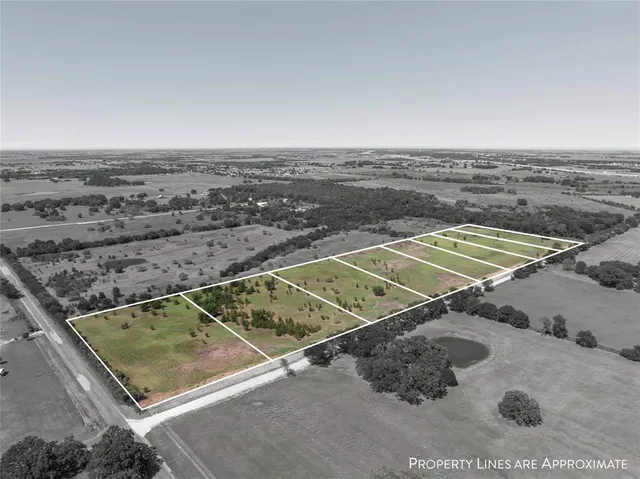 a view of a tennis court