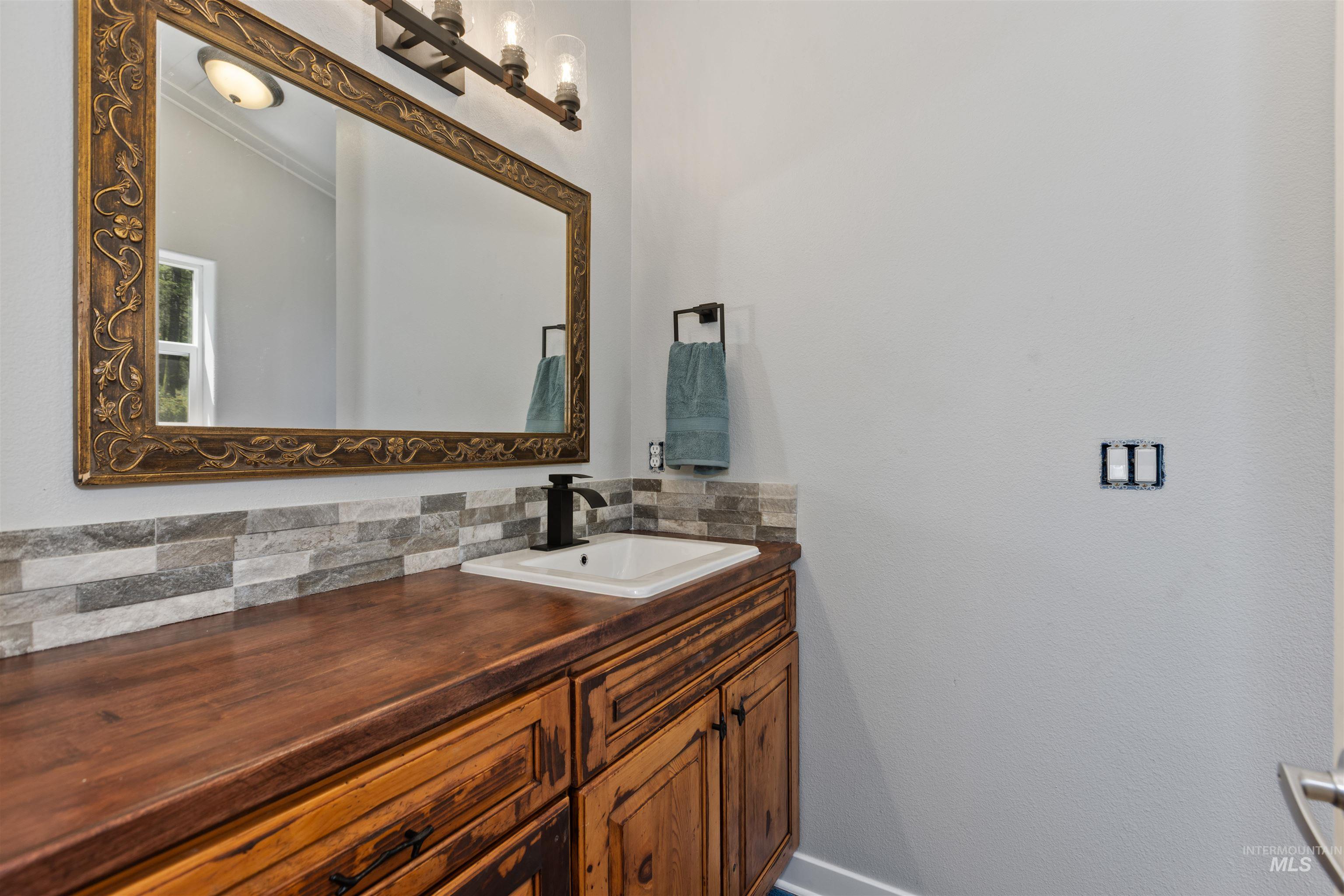 60 Highland Road Boise, ID 83716 - Photo 31 of 42 Bathroom featuring vanity