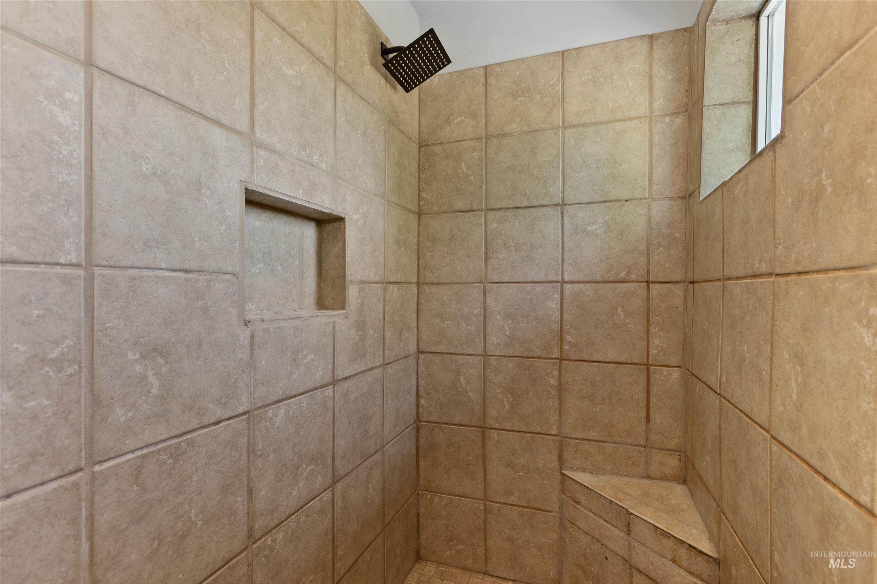 60 Highland Road Boise, ID 83716 - Photo 32 of 42 Bathroom featuring a tile shower