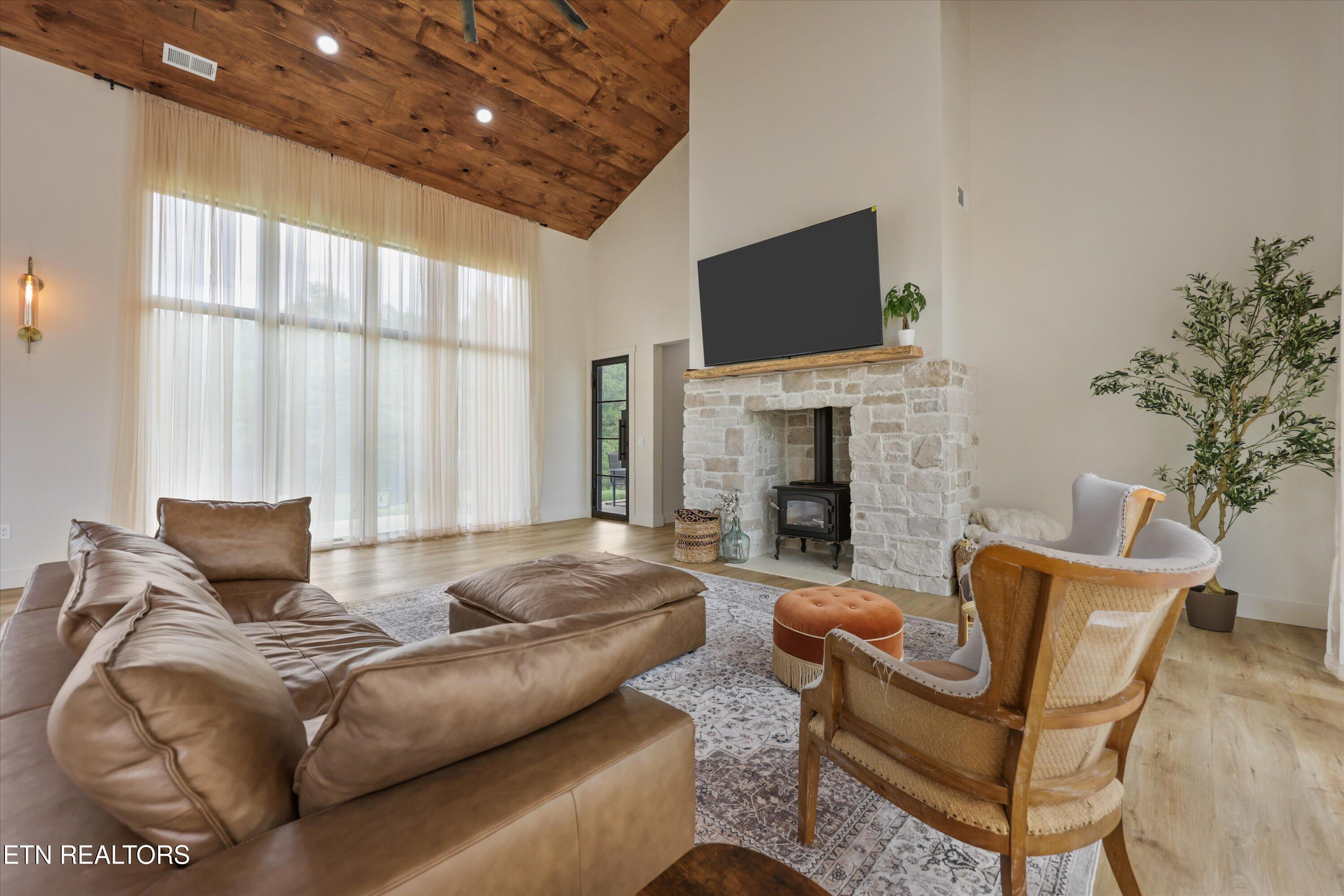 11922 Watkins Road East Loudon, TN 37774 - Photo 4 of 59 Living Room