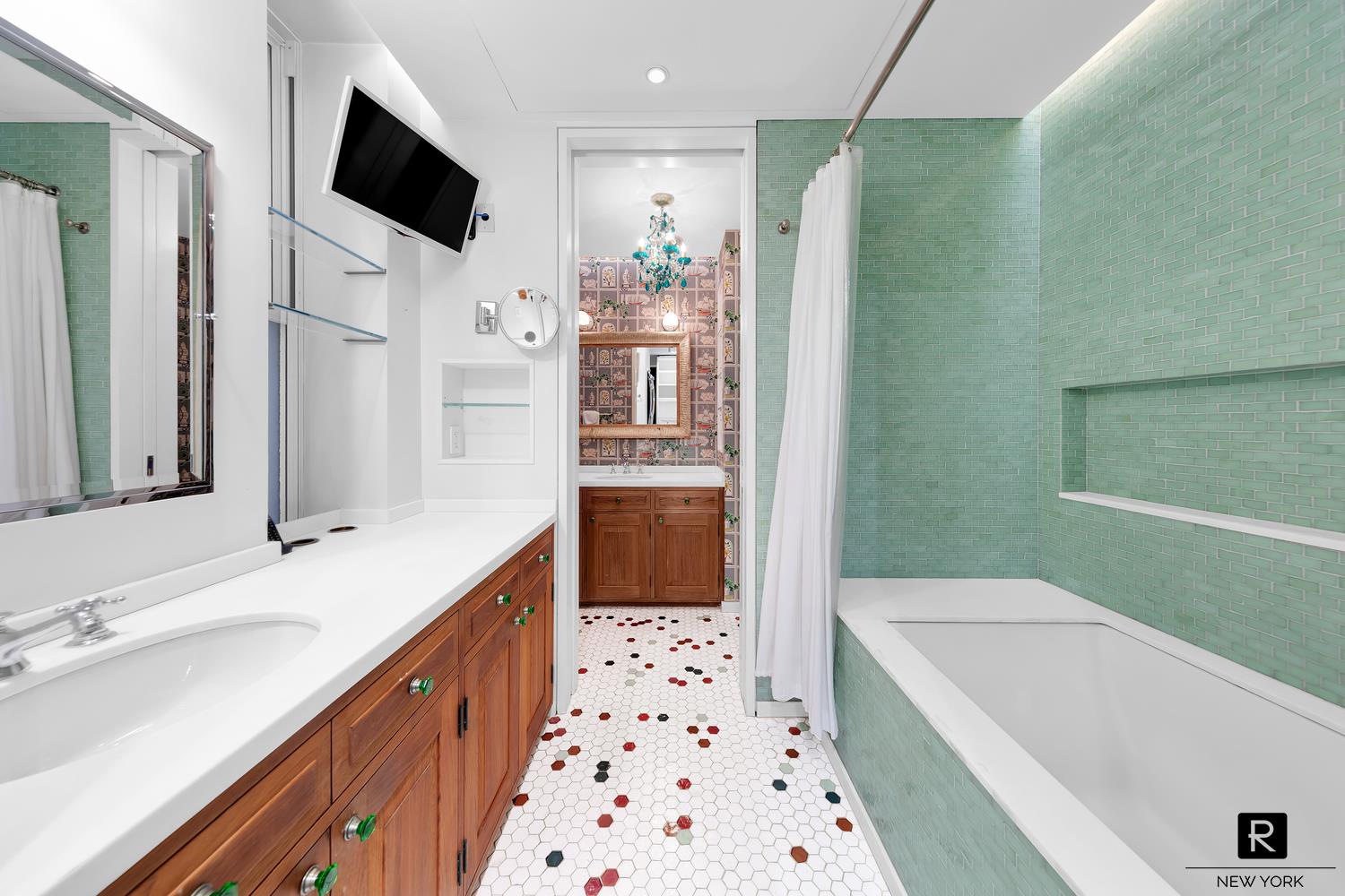 34 Gramercy Park East, Unit PHB Manhattan, NY 10003 - Photo 11 of 20 a bathroom with a sink a large mirror and a bathtub