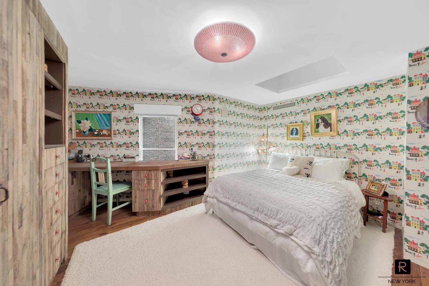34 Gramercy Park East, Unit PHB Manhattan, NY 10003 - Photo 13 of 20 a bedroom with a bed and a chandelier