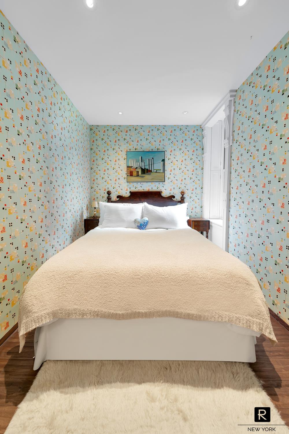 34 Gramercy Park East, Unit PHB Manhattan, NY 10003 - Photo 16 of 20 a bedroom with a bed and a lamp