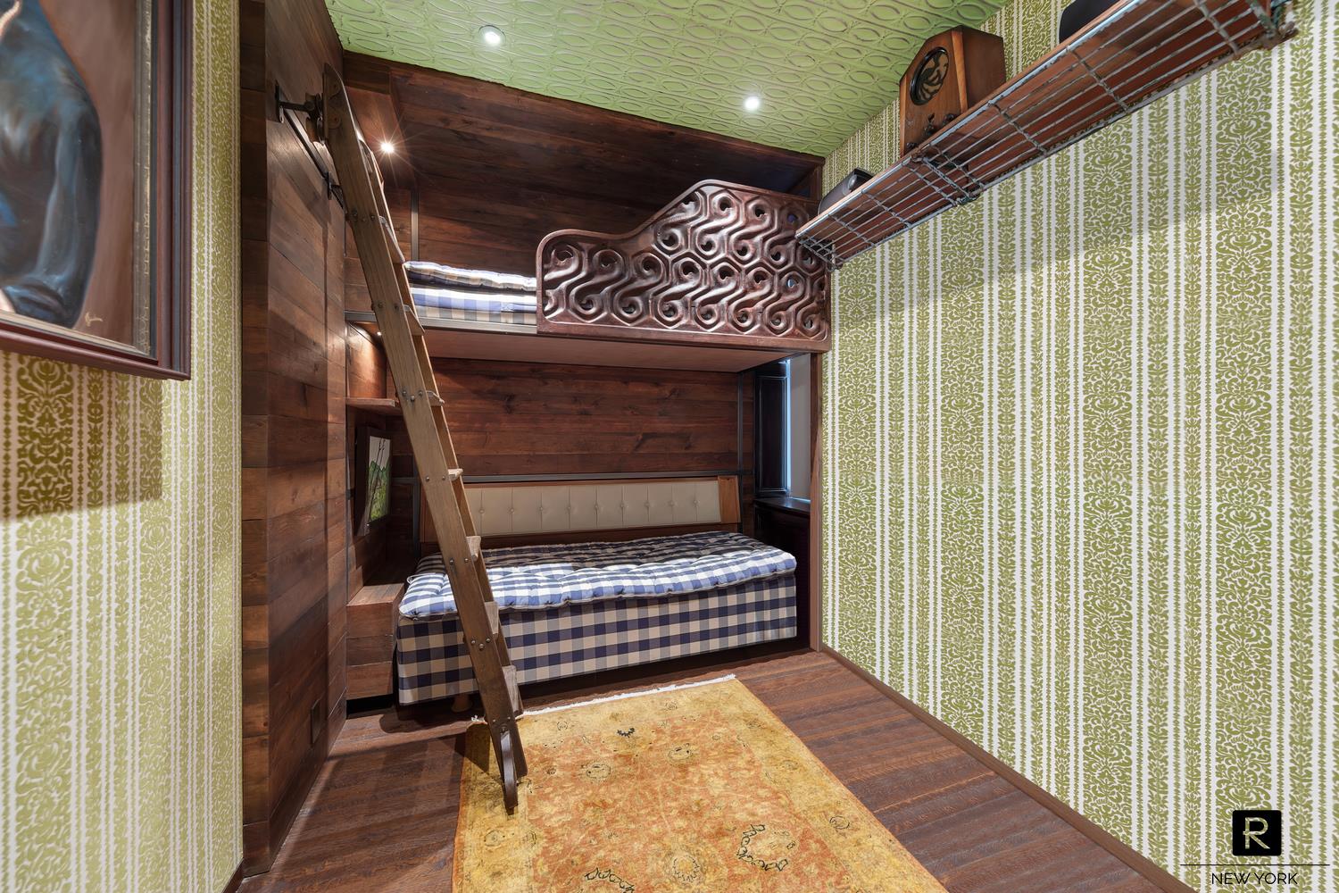 34 Gramercy Park East, Unit PHB Manhattan, NY 10003 - Photo 17 of 20 a view of entryway