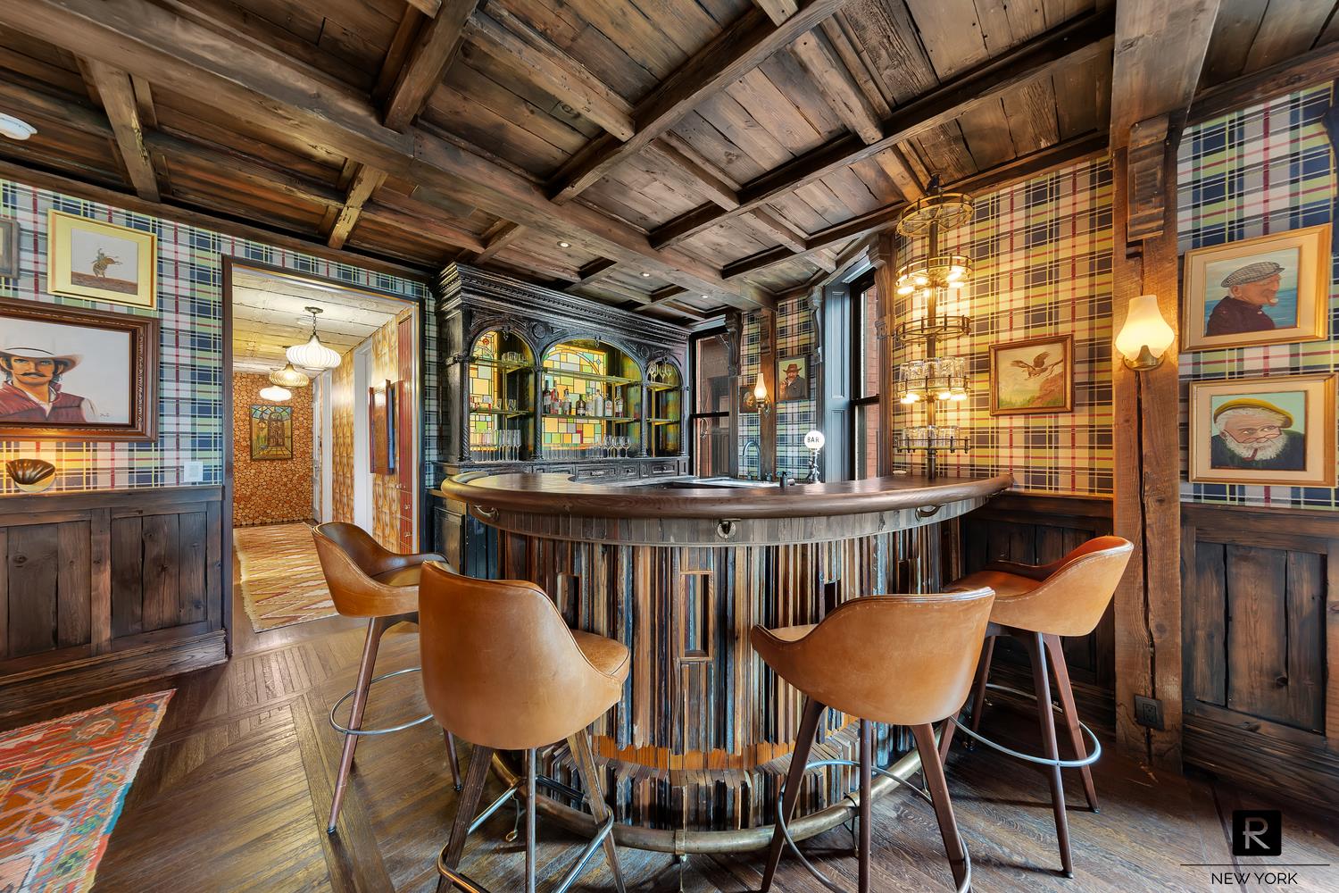 34 Gramercy Park East, Unit PHB Manhattan, NY 10003 - Photo 7 of 20 a table and chairs in a patio