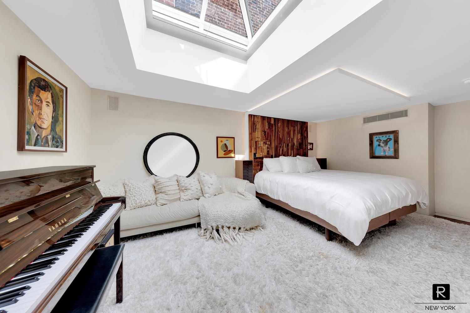 34 Gramercy Park East, Unit PHB Manhattan, NY 10003 - Photo 8 of 20 a bedroom with bed and a dresser