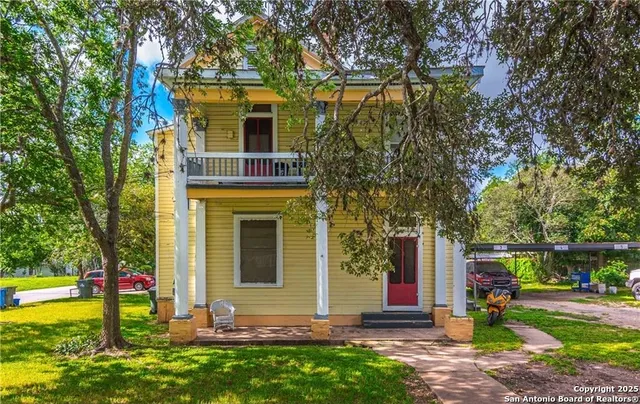 $275,000 | 311 East Live Oak Street, Seguin, TX 78155