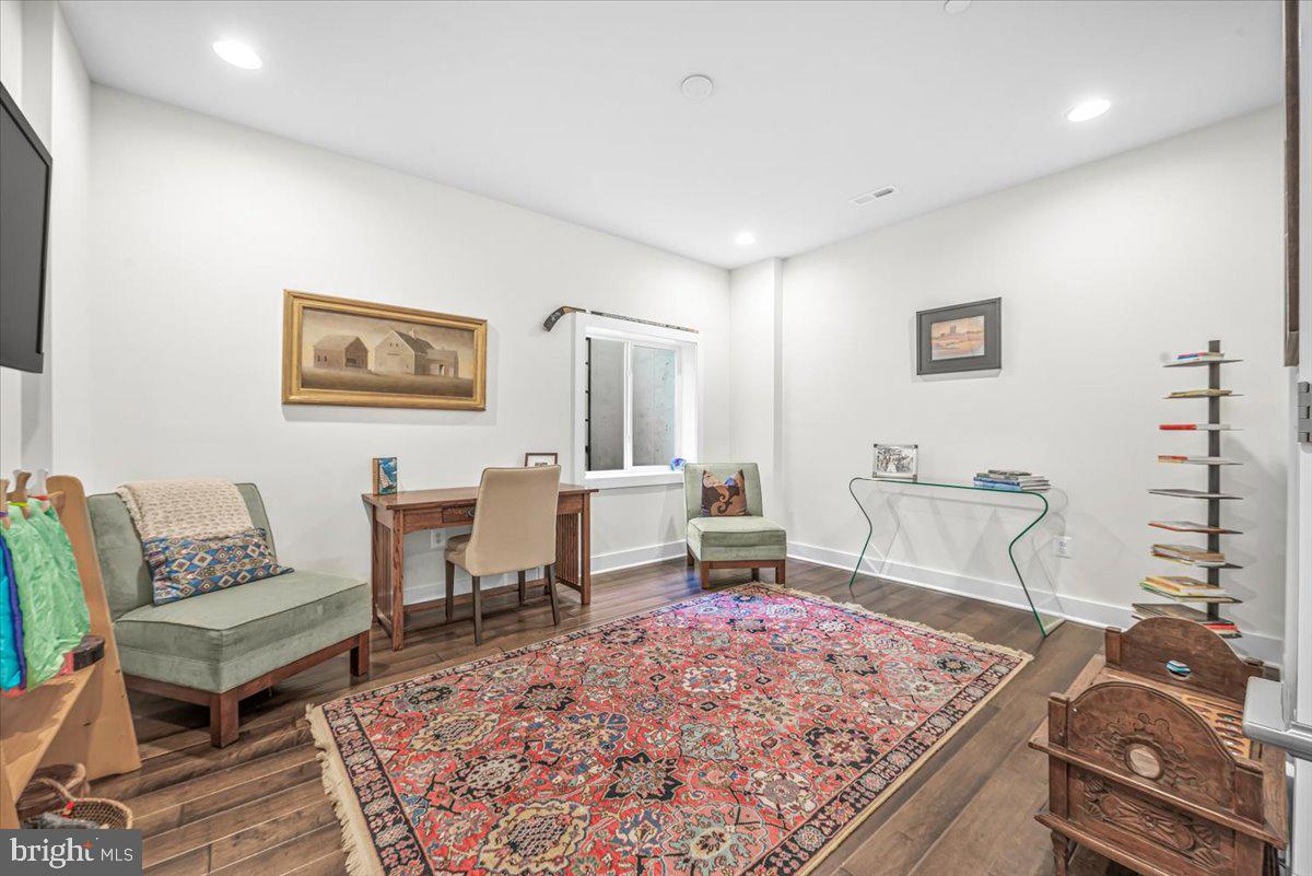 8205 River Road Bethesda, MD 20817 - Photo 34 of 47 Entry level office/BR #4 w/walk-in closet
