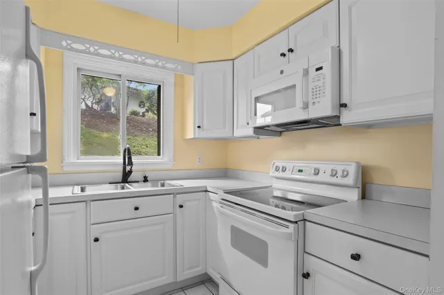 $299,999 | 2 Hampton Court, Unit A, Yorktown Heights, NY 10598