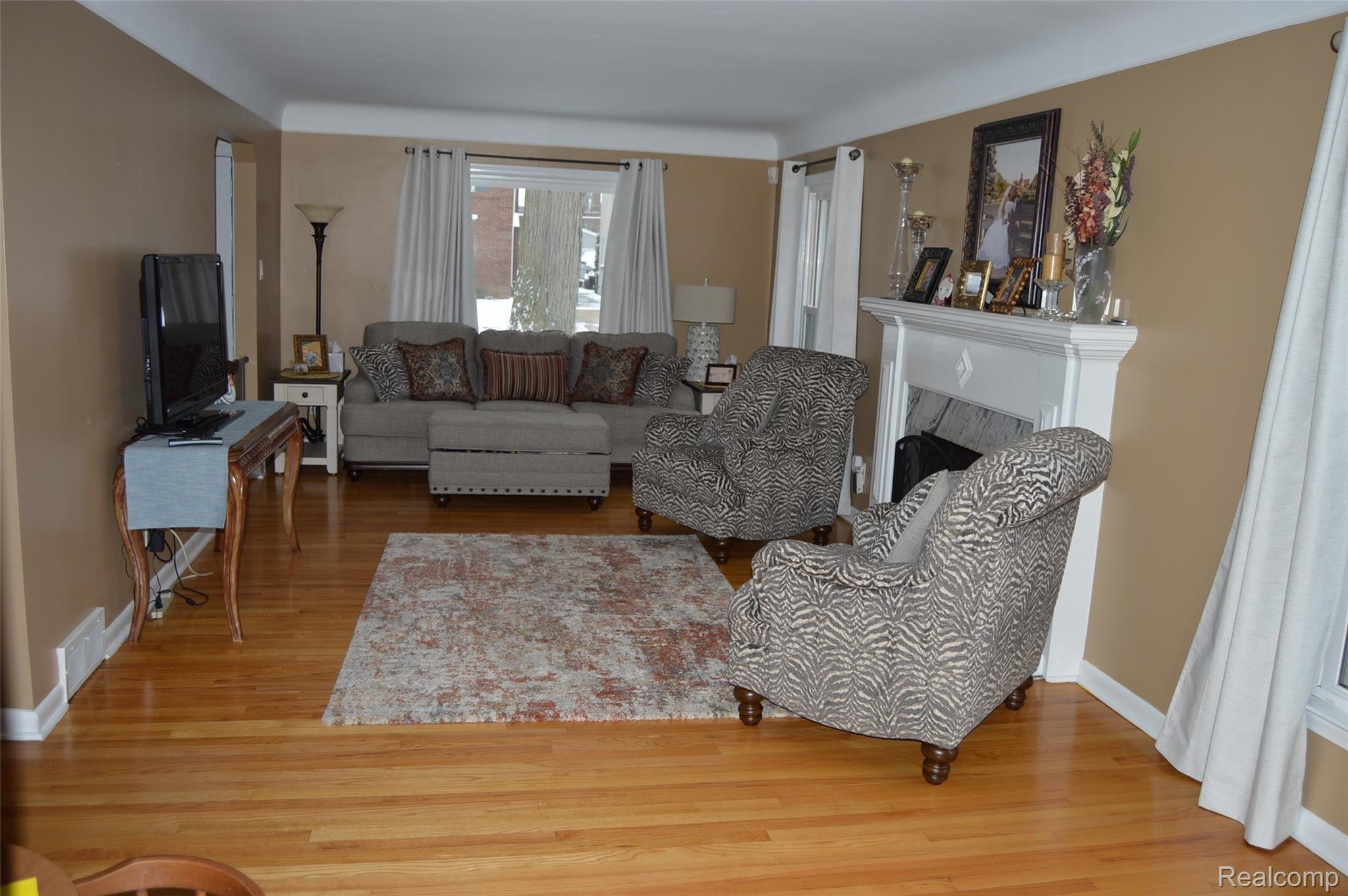 1726 Newcastle Road Grosse Pointe, MI 48236 - Photo 7 of 23 DSC_0107.JPG
