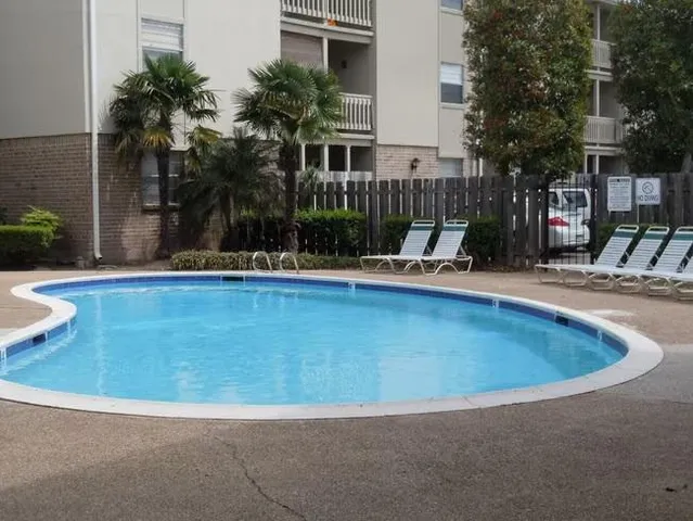 $1,600 | 1309 Carrollton Avenue, Unit 106, Metairie, LA 70005