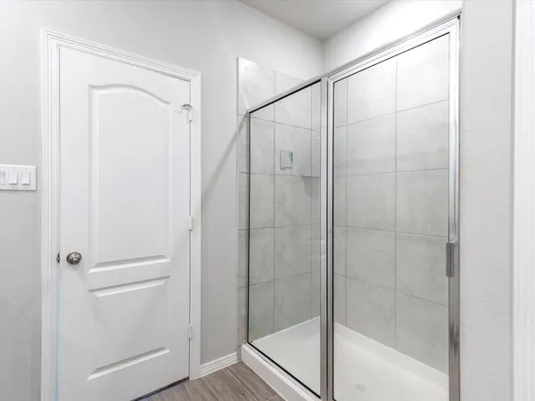 a en suite bathroom with a double vanity sink and a mirror