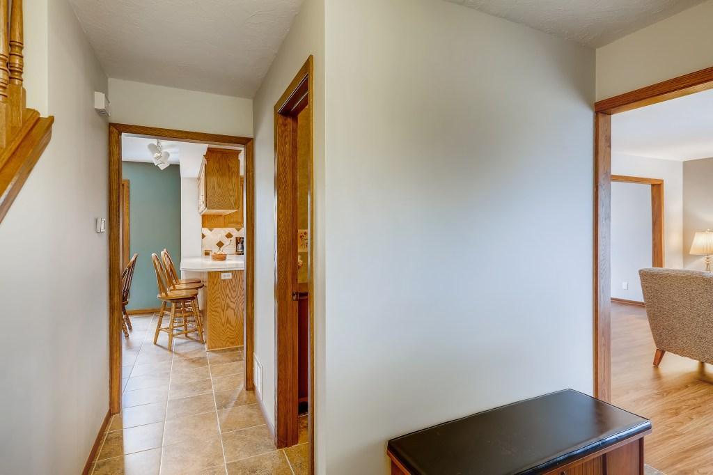 10325 Virginia Road Bloomington, MN 55438 - Photo 4 of 28