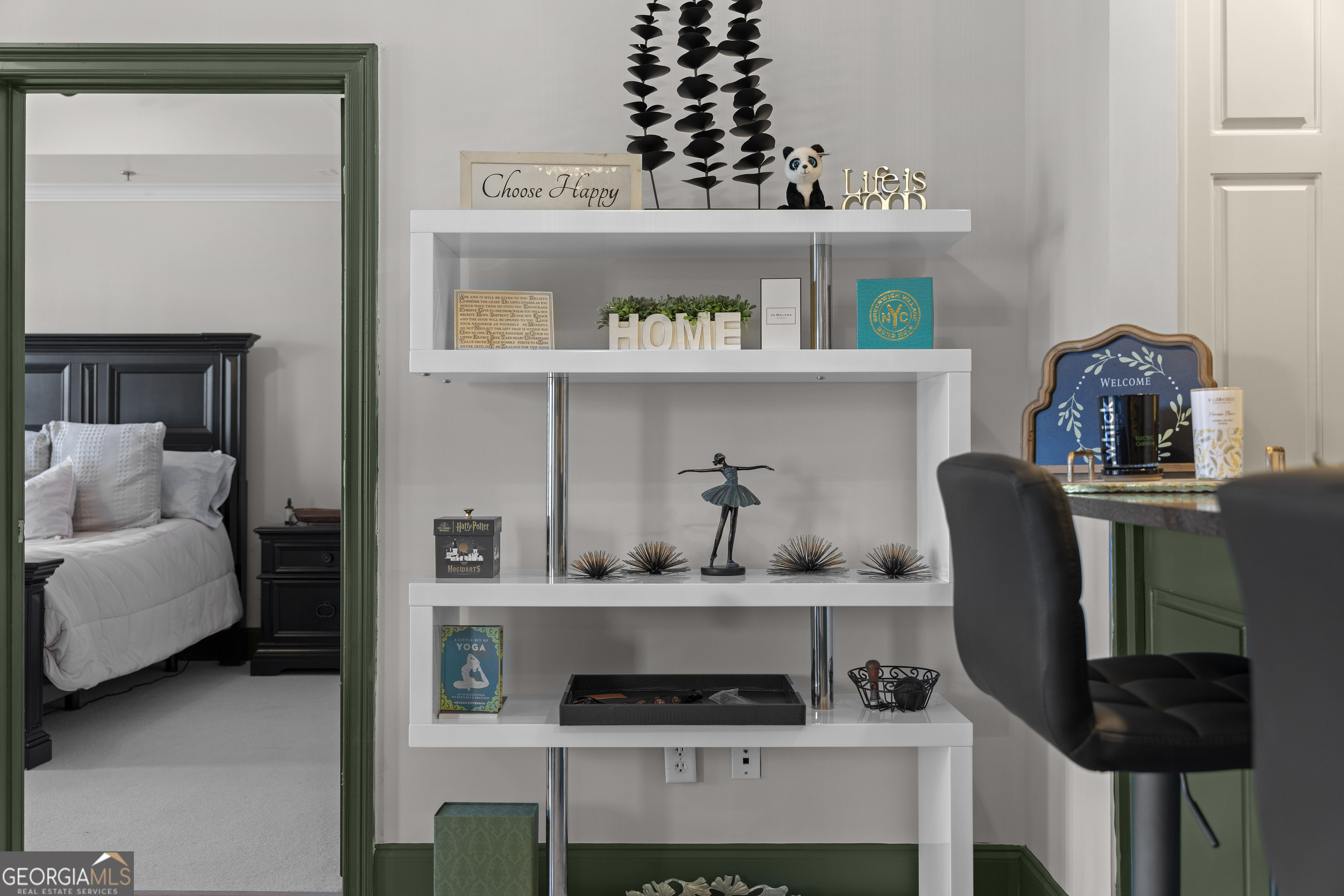 2255 Peachtree Road Northeast, Unit 521 Atlanta, GA 30305 - Photo 9 of 51 a living room with furniture and a potted plant