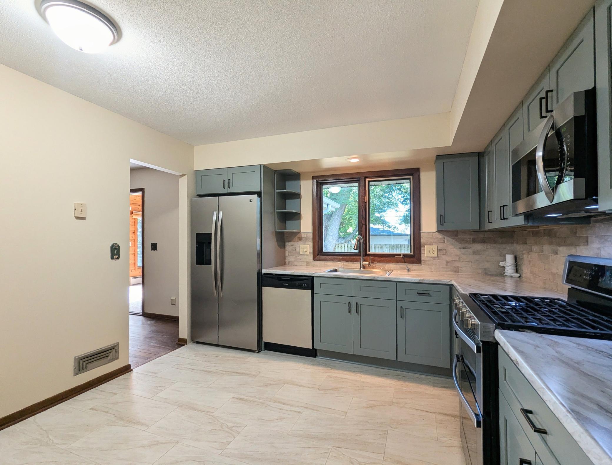 6065 Oakwood Road Woodbury, MN 55125 - Photo 2 of 22