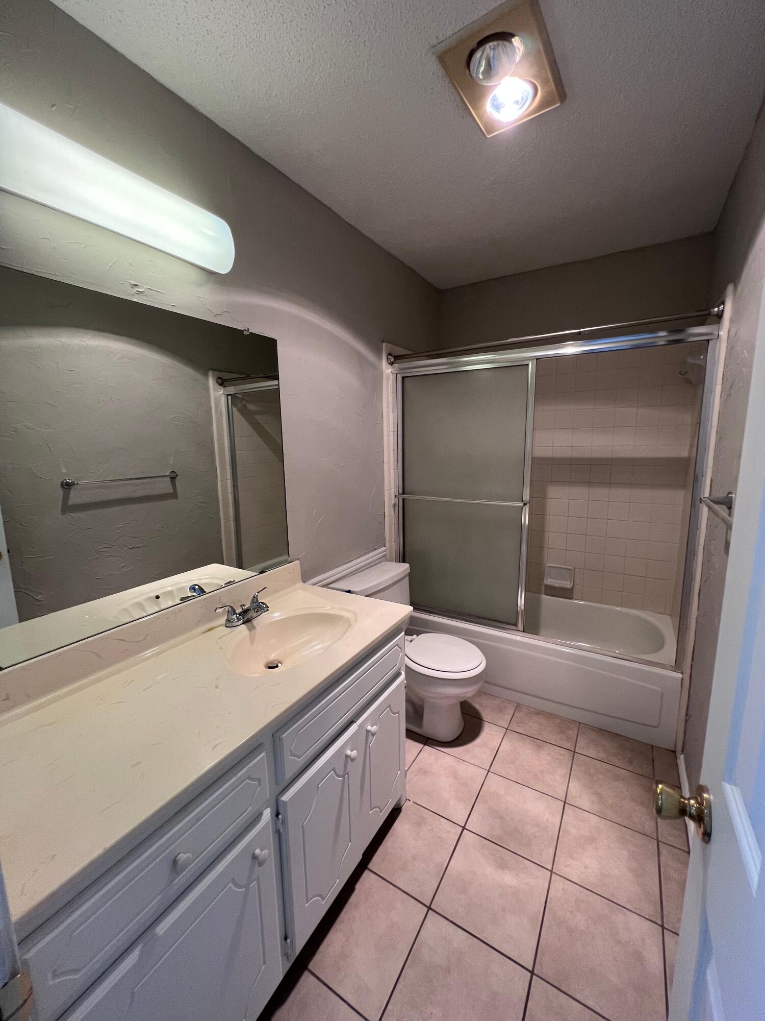 9614 Chicago Avenue Lubbock, TX 79424 - Photo 11 of 13 Hall Bath