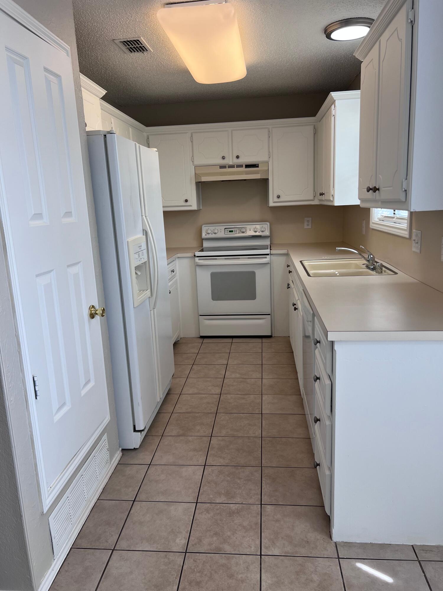 9614 Chicago Avenue Lubbock, TX 79424 - Photo 4 of 13 Kitchen