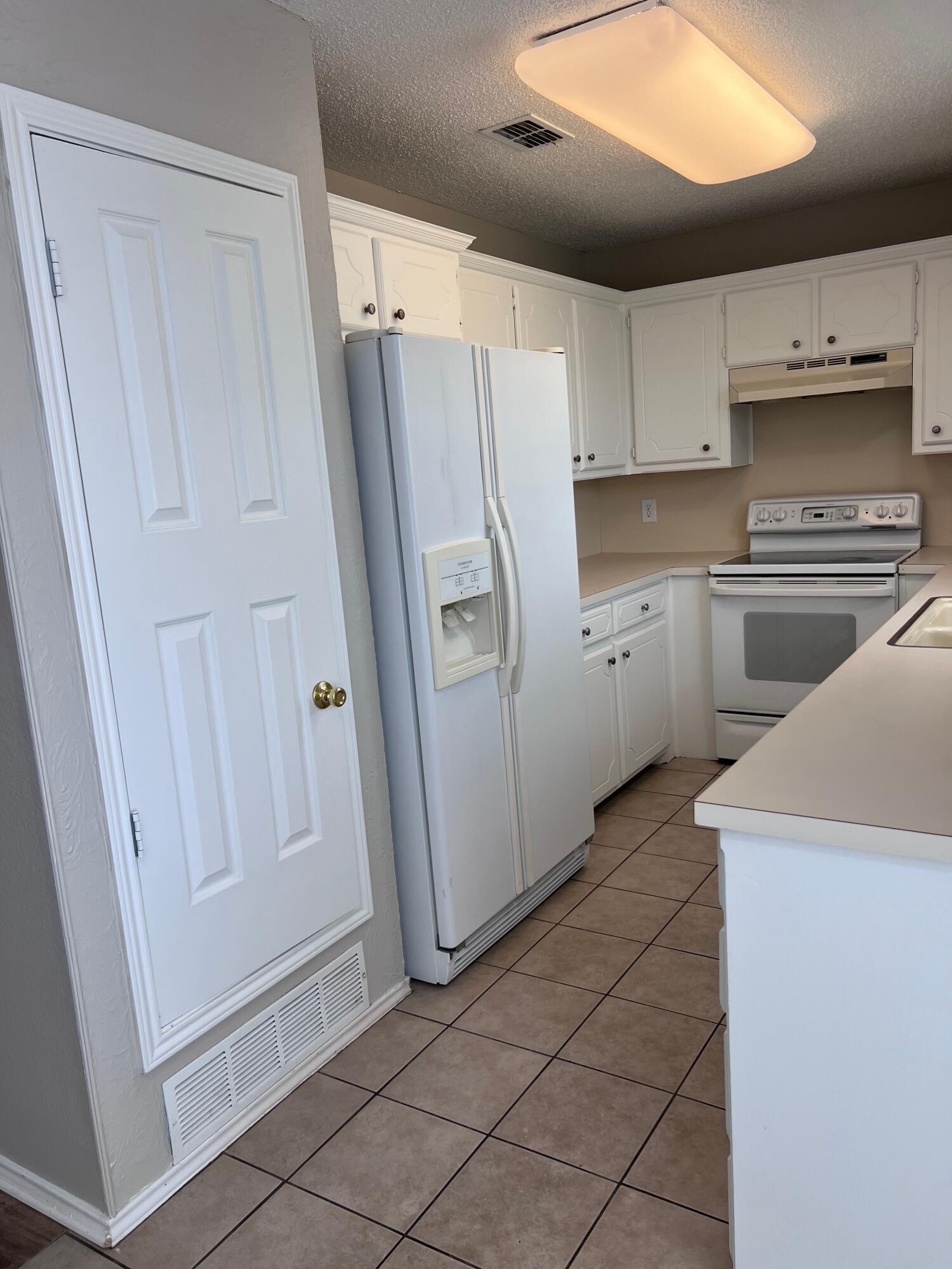 9614 Chicago Avenue Lubbock, TX 79424 - Photo 5 of 13 Kitchen-Alt