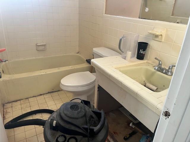 3833 Leander Court Tucker, GA 30084 - Photo 12 of 29 a bathroom with a sink a toilet and bathtub
