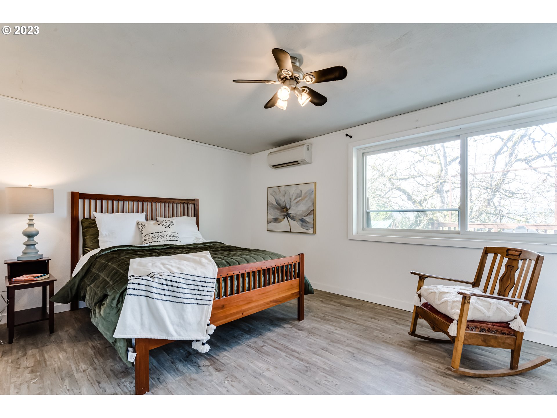 460 South 4th Street Springfield, OR 97477 - Photo 28 of 32 a bedroom with a bed and a window