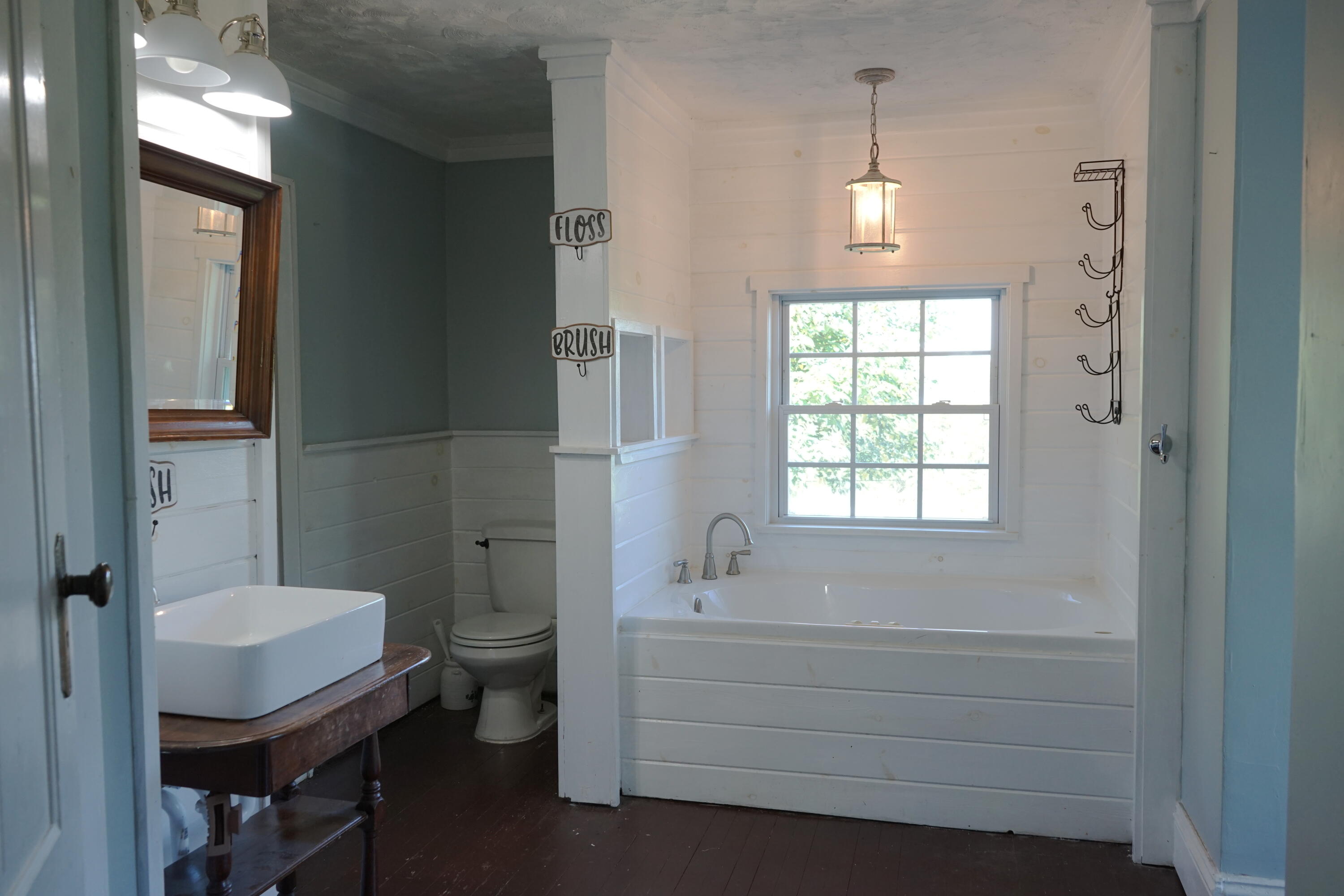805 Longfield Road Fincastle, VA 24090 - Photo 38 of 75 MBR Suite w/ Soaking Tub