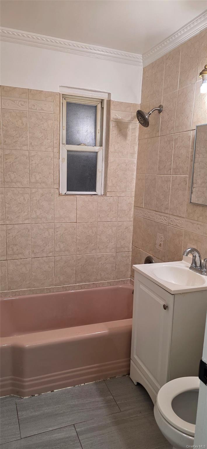 1574 Paulding Avenue, Unit 2 Bronx, NY 10462 - Photo 4 of 25 a bathroom with a toilet and a bathtub
