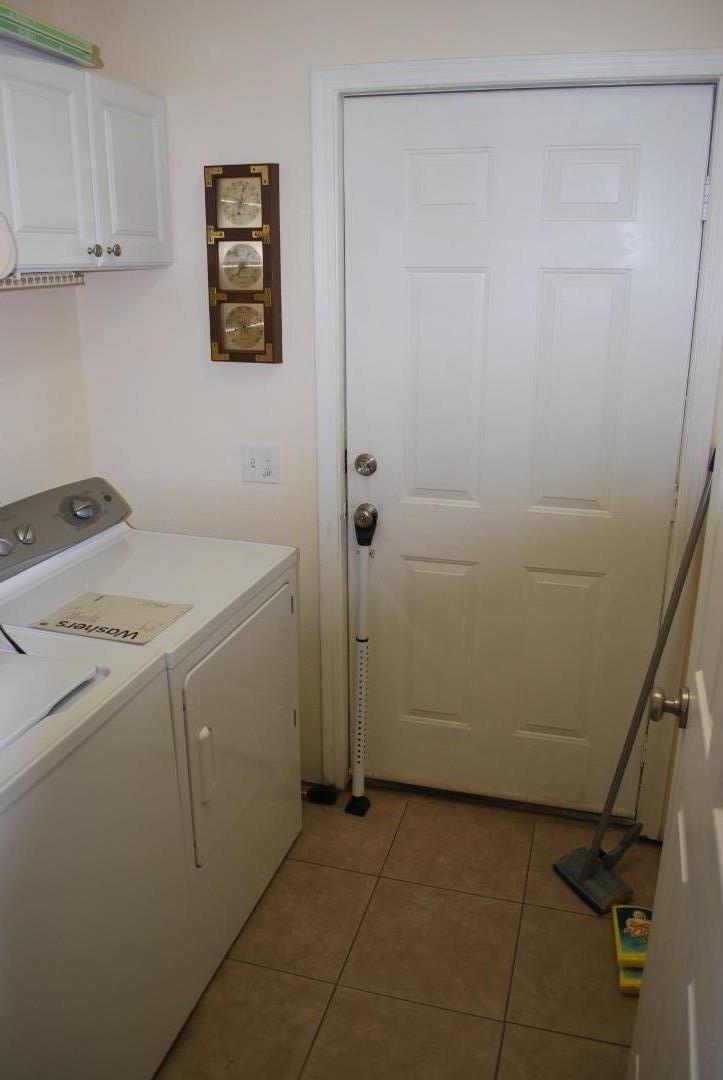 9194 Coker Road Salinas, CA 93907 - Photo 7 of 27 a utility room with dryer and washer