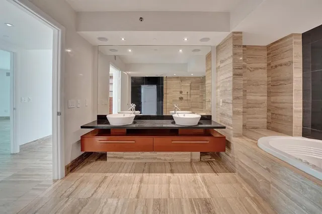 $7,900 | 101 South Fort Lauderdale Beach Boulevard, Unit 806, Fort Lauderdale, FL 33316