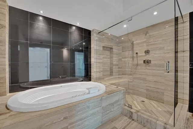 $7,900 | 101 South Fort Lauderdale Beach Boulevard, Unit 806, Fort Lauderdale, FL 33316