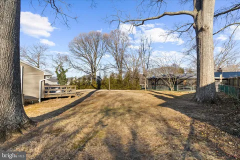 a view of a yard with a building