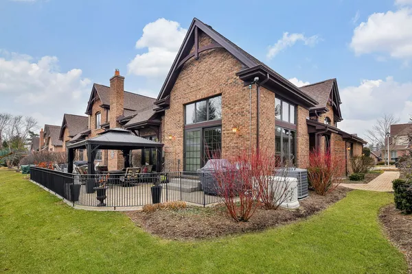 $1,650,000 | 2009 Mackenzie Place, Unit 2009, Wheaton, IL 60187
