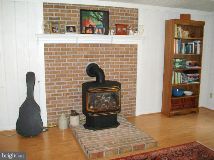 572 Murphy Road Berkeley Springs, WV 25411 - Photo 9 of 30 Family Room #3