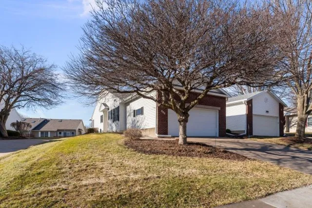 $300,000 | 802 Falcon Drive, Le Claire, IA 52753