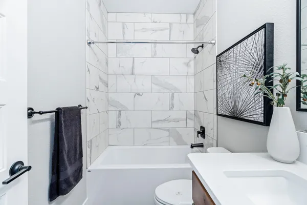 a view of entryway with washer and dryer